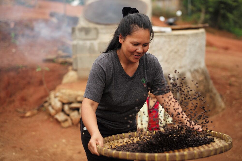 Thailand_Chiang_Mai_Kaffeeverarbeitung_in_einem_Akha_Dorf