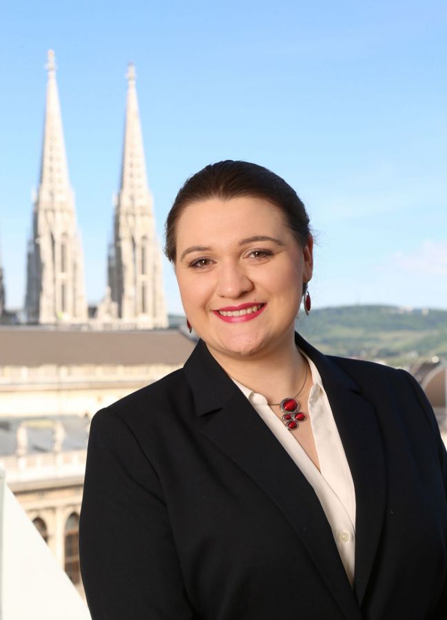 Frau Selina Kreutzer